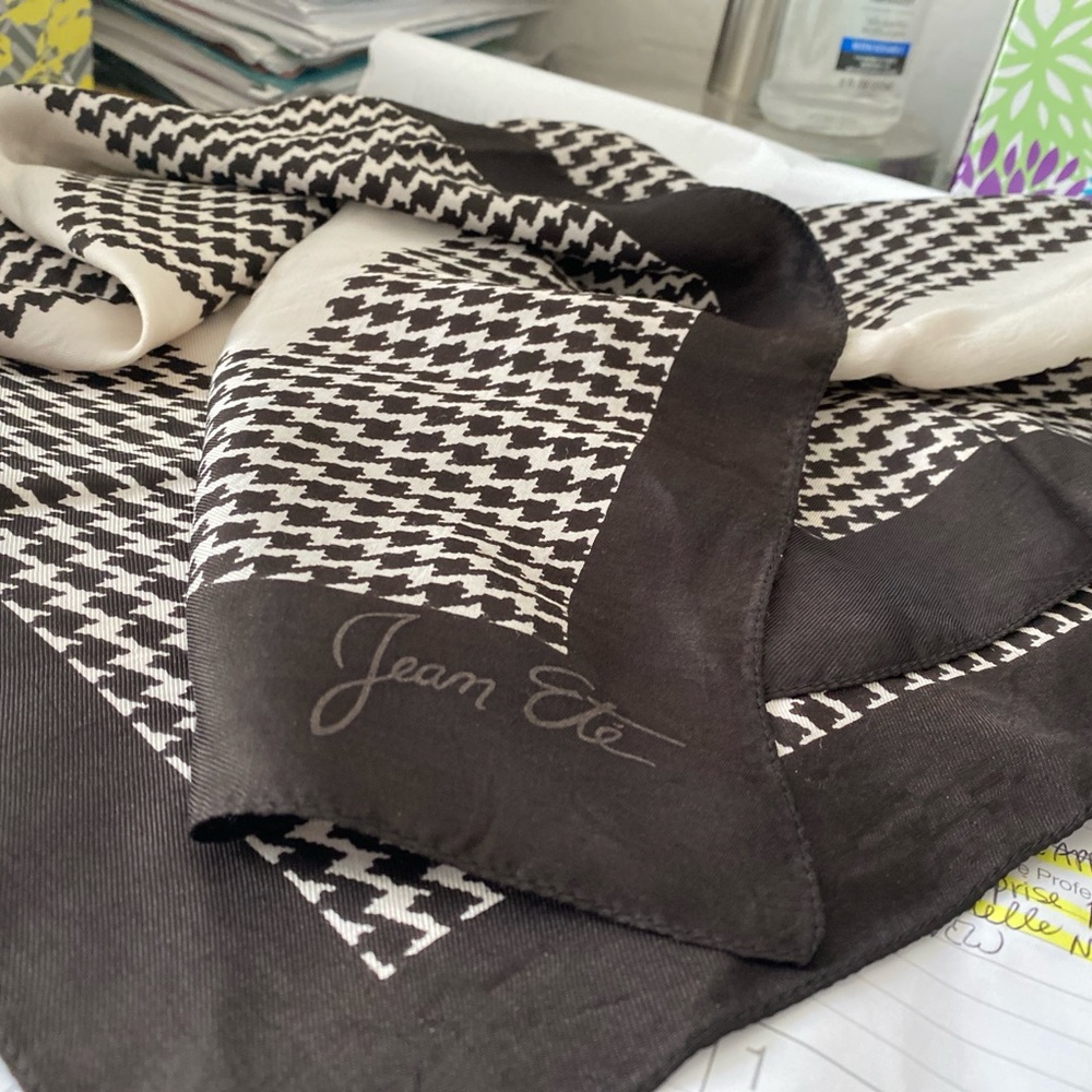 Jean Ete Vintage B&W Houndstooth Scarf Size 26” square, ightweight, Italy